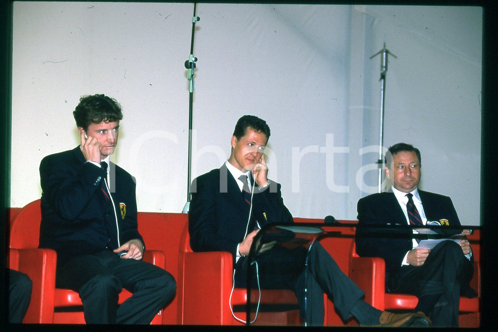 35mm vintage slide* 1990 ca FORMULA 1 Michael SCHUMACHER, Eddie IRVINE (273)  Diapositiva d'epoca, in formato 35 mm.CONDIZIONI: GOODE' severamente vietata la riproduzione. Tutti i diritti sono riservati.Nella diapositiva ICharta mette in vendita, sul negozio eBay e in esclusiva sul sito "icharta" il proprio archivio composto da numerose diapositive e negativi fotografici d'epoca, tutti originali e autentici, che attraversano la storia del costume italiano tra gli la fine degli anni Sessanta e Novanta.Si tratta di uno sguardo inedito sull'attualit&agrave;, la politica, la vita quotidiana, il gossip e la cultura, che fotografa il cambiamento della nazione in quest'ultimo scorcio del XX secolo. Un'occasione unica per il mercato del collezionismo, che vede finalmente disponibile un archivio eccezionale per vastit&agrave;, tematiche e condizioni, in un settore (il negativo fotografico e la diapositiva) di assoluta novit&agrave; e dalle interessanti prospettive di investimento.  FAIR/discreto   originale e autentica 1
