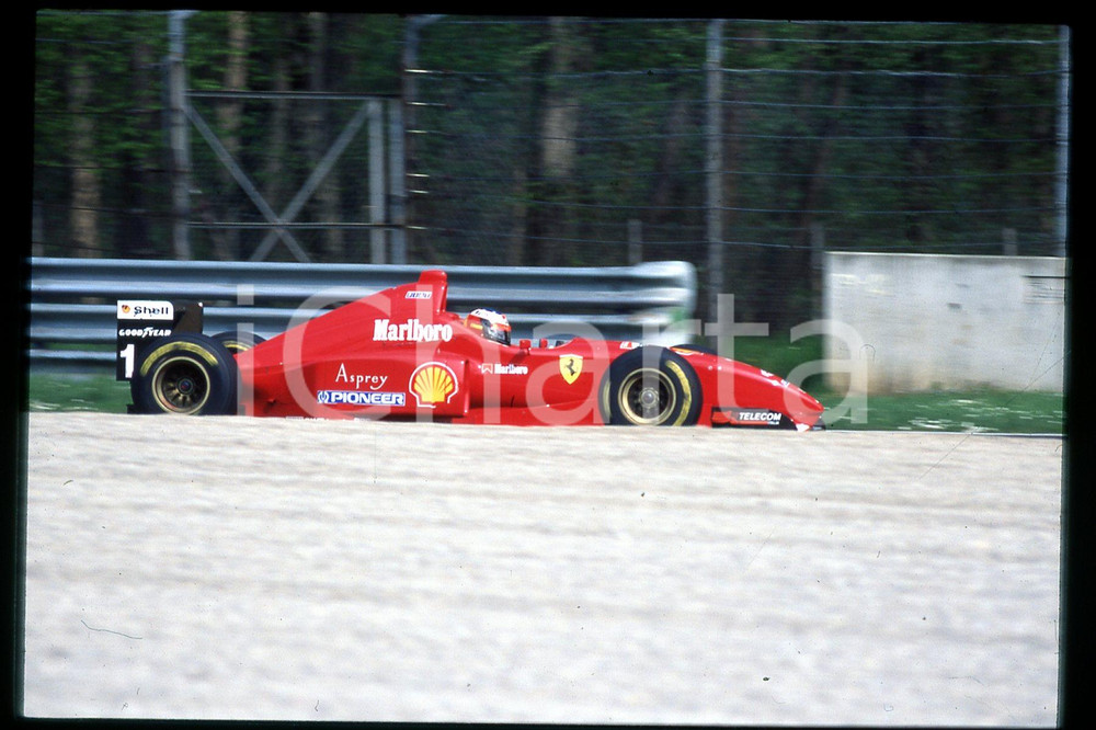 35mm vintage slide* 1990 ca FORMULA 1 Michael SCHUMACHER Pilota FERRARI (258)  Diapositiva d'epoca, in formato 35 mm.CONDIZIONI: GOODE' severamente vietata la riproduzione. Tutti i diritti sono riservati.Nella diapositiva ICharta mette in vendita, sul negozio eBay e in esclusiva sul sito "icharta" il proprio archivio composto da numerose diapositive e negativi fotografici d'epoca, tutti originali e autentici, che attraversano la storia del costume italiano tra gli la fine degli anni Sessanta e Novanta.Si tratta di uno sguardo inedito sull'attualit&agrave;, la politica, la vita quotidiana, il gossip e la cultura, che fotografa il cambiamento della nazione in quest'ultimo scorcio del XX secolo. Un'occasione unica per il mercato del collezionismo, che vede finalmente disponibile un archivio eccezionale per vastit&agrave;, tematiche e condizioni, in un settore (il negativo fotografico e la diapositiva) di assoluta novit&agrave; e dalle interessanti prospettive di investimento.  FAIR/discreto   originale e autentica 1