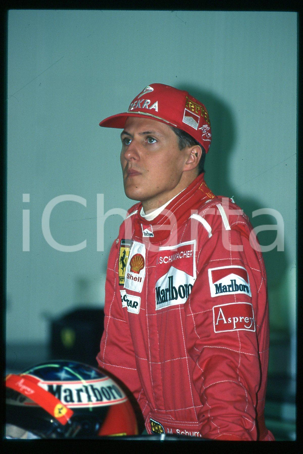 35mm vintage slide* 1990 ca FORMULA 1 Michael SCHUMACHER Pilota FERRARI (278)  Diapositiva d'epoca, in formato 35 mm.CONDIZIONI: GOODE' severamente vietata la riproduzione. Tutti i diritti sono riservati.Nella diapositiva ICharta mette in vendita, sul negozio eBay e in esclusiva sul sito "icharta" il proprio archivio composto da numerose diapositive e negativi fotografici d'epoca, tutti originali e autentici, che attraversano la storia del costume italiano tra gli la fine degli anni Sessanta e Novanta.Si tratta di uno sguardo inedito sull'attualit&agrave;, la politica, la vita quotidiana, il gossip e la cultura, che fotografa il cambiamento della nazione in quest'ultimo scorcio del XX secolo. Un'occasione unica per il mercato del collezionismo, che vede finalmente disponibile un archivio eccezionale per vastit&agrave;, tematiche e condizioni, in un settore (il negativo fotografico e la diapositiva) di assoluta novit&agrave; e dalle interessanti prospettive di investimento.  FAIR/discreto   originale e autentica 1