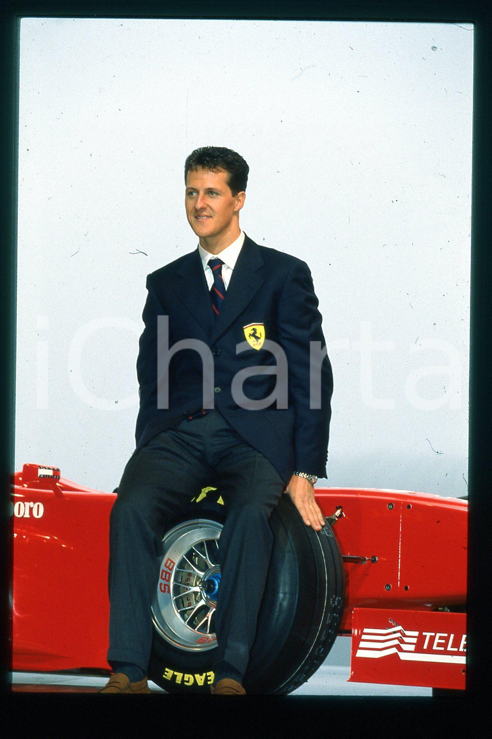 35mm vintage slide* 1990 ca FORMULA 1 Michael SCHUMACHER Pilota FERRARI (281)  Diapositiva d'epoca, in formato 35 mm.CONDIZIONI: GOODE' severamente vietata la riproduzione. Tutti i diritti sono riservati.Nella diapositiva ICharta mette in vendita, sul negozio eBay e in esclusiva sul sito "icharta" il proprio archivio composto da numerose diapositive e negativi fotografici d'epoca, tutti originali e autentici, che attraversano la storia del costume italiano tra gli la fine degli anni Sessanta e Novanta.Si tratta di uno sguardo inedito sull'attualit&agrave;, la politica, la vita quotidiana, il gossip e la cultura, che fotografa il cambiamento della nazione in quest'ultimo scorcio del XX secolo. Un'occasione unica per il mercato del collezionismo, che vede finalmente disponibile un archivio eccezionale per vastit&agrave;, tematiche e condizioni, in un settore (il negativo fotografico e la diapositiva) di assoluta novit&agrave; e dalle interessanti prospettive di investimento.  FAIR/discreto   originale e autentica 1