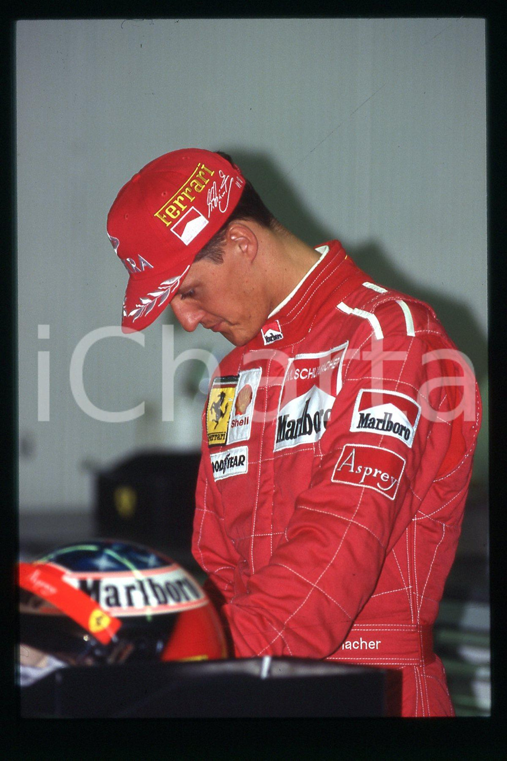 35mm vintage slide* 1990 ca FORMULA 1 Michael SCHUMACHER Pilota FERRARI (283)  Diapositiva d'epoca, in formato 35 mm.CONDIZIONI: GOODE' severamente vietata la riproduzione. Tutti i diritti sono riservati.Nella diapositiva ICharta mette in vendita, sul negozio eBay e in esclusiva sul sito "icharta" il proprio archivio composto da numerose diapositive e negativi fotografici d'epoca, tutti originali e autentici, che attraversano la storia del costume italiano tra gli la fine degli anni Sessanta e Novanta.Si tratta di uno sguardo inedito sull'attualit&agrave;, la politica, la vita quotidiana, il gossip e la cultura, che fotografa il cambiamento della nazione in quest'ultimo scorcio del XX secolo. Un'occasione unica per il mercato del collezionismo, che vede finalmente disponibile un archivio eccezionale per vastit&agrave;, tematiche e condizioni, in un settore (il negativo fotografico e la diapositiva) di assoluta novit&agrave; e dalle interessanti prospettive di investimento.  FAIR/discreto   originale e autentica 1
