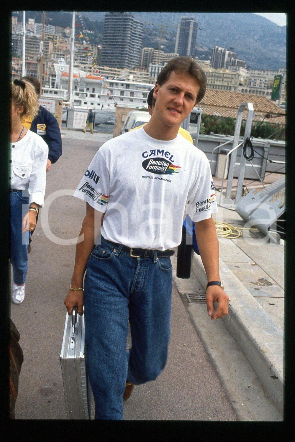 35mm vintage slide* 1990ca FORMULA1 Michael SCHUMACHER CAMEL BENETTON FORD (284)  Diapositiva d'epoca, in formato 35 mm.CONDIZIONI: GOODE' severamente vietata la riproduzione. Tutti i diritti sono riservati.Nella diapositiva ICharta mette in vendita, sul negozio eBay e in esclusiva sul sito "icharta" il proprio archivio composto da numerose diapositive e negativi fotografici d'epoca, tutti originali e autentici, che attraversano la storia del costume italiano tra gli la fine degli anni Sessanta e Novanta.Si tratta di uno sguardo inedito sull'attualit&agrave;, la politica, la vita quotidiana, il gossip e la cultura, che fotografa il cambiamento della nazione in quest'ultimo scorcio del XX secolo. Un'occasione unica per il mercato del collezionismo, che vede finalmente disponibile un archivio eccezionale per vastit&agrave;, tematiche e condizioni, in un settore (il negativo fotografico e la diapositiva) di assoluta novit&agrave; e dalle interessanti prospettive di investimento.  FAIR/discreto   originale e autentica 1