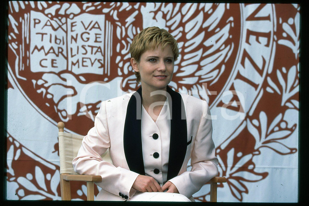 35mm vintage slide* 1993 VENEZIA Jennifer Jason LEIGH Mostra del Cinema (51)  Diapositiva d'epoca, in formato 35 mm.CONDIZIONI: GOODE' severamente vietata la riproduzione. Tutti i diritti sono riservati.Nella diapositiva ICharta mette in vendita, sul negozio eBay e in esclusiva sul sito "icharta" il proprio archivio composto da numerose diapositive e negativi fotografici d'epoca, tutti originali e autentici, che attraversano la storia del costume italiano tra gli la fine degli anni Sessanta e Novanta.Si tratta di uno sguardo inedito sull'attualit&agrave;, la politica, la vita quotidiana, il gossip e la cultura, che fotografa il cambiamento della nazione in quest'ultimo scorcio del XX secolo. Un'occasione unica per il mercato del collezionismo, che vede finalmente disponibile un archivio eccezionale per vastit&agrave;, tematiche e condizioni, in un settore (il negativo fotografico e la diapositiva) di assoluta novit&agrave; e dalle interessanti prospettive di investimento.  FAIR/discreto   originale e autentica 1