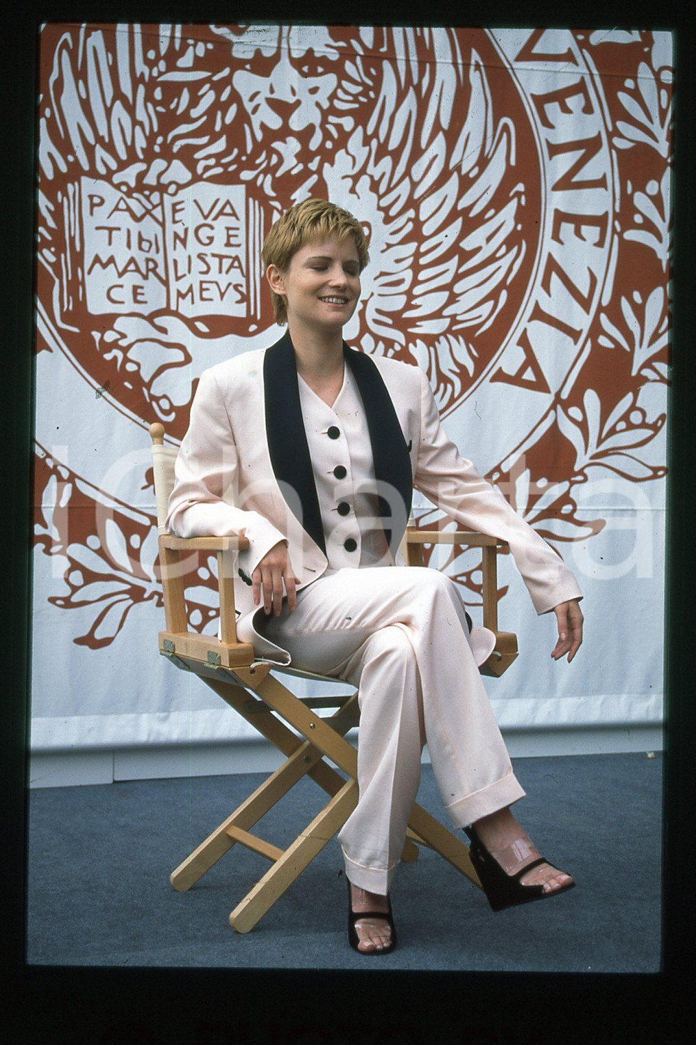 35mm vintage slide* 1993 VENEZIA Jennifer Jason LEIGH Mostra del Cinema (53)  Diapositiva d'epoca, in formato 35 mm.CONDIZIONI: GOODE' severamente vietata la riproduzione. Tutti i diritti sono riservati.Nella diapositiva ICharta mette in vendita, sul negozio eBay e in esclusiva sul sito "icharta" il proprio archivio composto da numerose diapositive e negativi fotografici d'epoca, tutti originali e autentici, che attraversano la storia del costume italiano tra gli la fine degli anni Sessanta e Novanta.Si tratta di uno sguardo inedito sull'attualit&agrave;, la politica, la vita quotidiana, il gossip e la cultura, che fotografa il cambiamento della nazione in quest'ultimo scorcio del XX secolo. Un'occasione unica per il mercato del collezionismo, che vede finalmente disponibile un archivio eccezionale per vastit&agrave;, tematiche e condizioni, in un settore (il negativo fotografico e la diapositiva) di assoluta novit&agrave; e dalle interessanti prospettive di investimento.  FAIR/discreto   originale e autentica 1