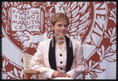 35mm vintage slide* 1993 VENEZIA Jennifer Jason LEIGH Mostra del Cinema (55)  Diapositiva d'epoca, in formato 35 mm.CONDIZIONI: GOODE' severamente vietata la riproduzione. Tutti i diritti sono riservati.Nella diapositiva ICharta mette in vendita, sul negozio eBay e in esclusiva sul sito "icharta" il proprio archivio composto da numerose diapositive e negativi fotografici d'epoca, tutti originali e autentici, che attraversano la storia del costume italiano tra gli la fine degli anni Sessanta e Novanta.Si tratta di uno sguardo inedito sull'attualit&agrave;, la politica, la vita quotidiana, il gossip e la cultura, che fotografa il cambiamento della nazione in quest'ultimo scorcio del XX secolo. Un'occasione unica per il mercato del collezionismo, che vede finalmente disponibile un archivio eccezionale per vastit&agrave;, tematiche e condizioni, in un settore (il negativo fotografico e la diapositiva) di assoluta novit&agrave; e dalle interessanti prospettive di investimento.  FAIR/discreto   originale e autentica 1