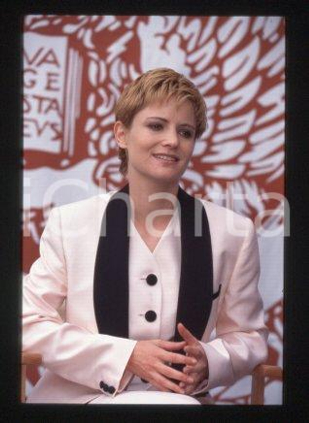 35mm vintage slide* 1993 VENEZIA Jennifer Jason LEIGH Mostra del Cinema (56)  Diapositiva d'epoca, in formato 35 mm.CONDIZIONI: GOODE' severamente vietata la riproduzione. Tutti i diritti sono riservati.Nella diapositiva ICharta mette in vendita, sul negozio eBay e in esclusiva sul sito "icharta" il proprio archivio composto da numerose diapositive e negativi fotografici d'epoca, tutti originali e autentici, che attraversano la storia del costume italiano tra gli la fine degli anni Sessanta e Novanta.Si tratta di uno sguardo inedito sull'attualit&agrave;, la politica, la vita quotidiana, il gossip e la cultura, che fotografa il cambiamento della nazione in quest'ultimo scorcio del XX secolo. Un'occasione unica per il mercato del collezionismo, che vede finalmente disponibile un archivio eccezionale per vastit&agrave;, tematiche e condizioni, in un settore (il negativo fotografico e la diapositiva) di assoluta novit&agrave; e dalle interessanti prospettive di investimento.  FAIR/discreto   originale e autentica 1