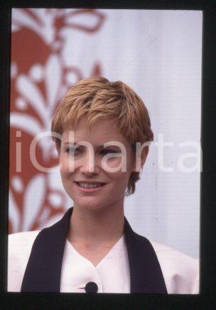 35mm vintage slide* 1993 VENEZIA Jennifer Jason LEIGH Mostra del Cinema (58)  Diapositiva d'epoca, in formato 35 mm.CONDIZIONI: GOODE' severamente vietata la riproduzione. Tutti i diritti sono riservati.Nella diapositiva ICharta mette in vendita, sul negozio eBay e in esclusiva sul sito "icharta" il proprio archivio composto da numerose diapositive e negativi fotografici d'epoca, tutti originali e autentici, che attraversano la storia del costume italiano tra gli la fine degli anni Sessanta e Novanta.Si tratta di uno sguardo inedito sull'attualit&agrave;, la politica, la vita quotidiana, il gossip e la cultura, che fotografa il cambiamento della nazione in quest'ultimo scorcio del XX secolo. Un'occasione unica per il mercato del collezionismo, che vede finalmente disponibile un archivio eccezionale per vastit&agrave;, tematiche e condizioni, in un settore (il negativo fotografico e la diapositiva) di assoluta novit&agrave; e dalle interessanti prospettive di investimento.  FAIR/discreto   originale e autentica 1