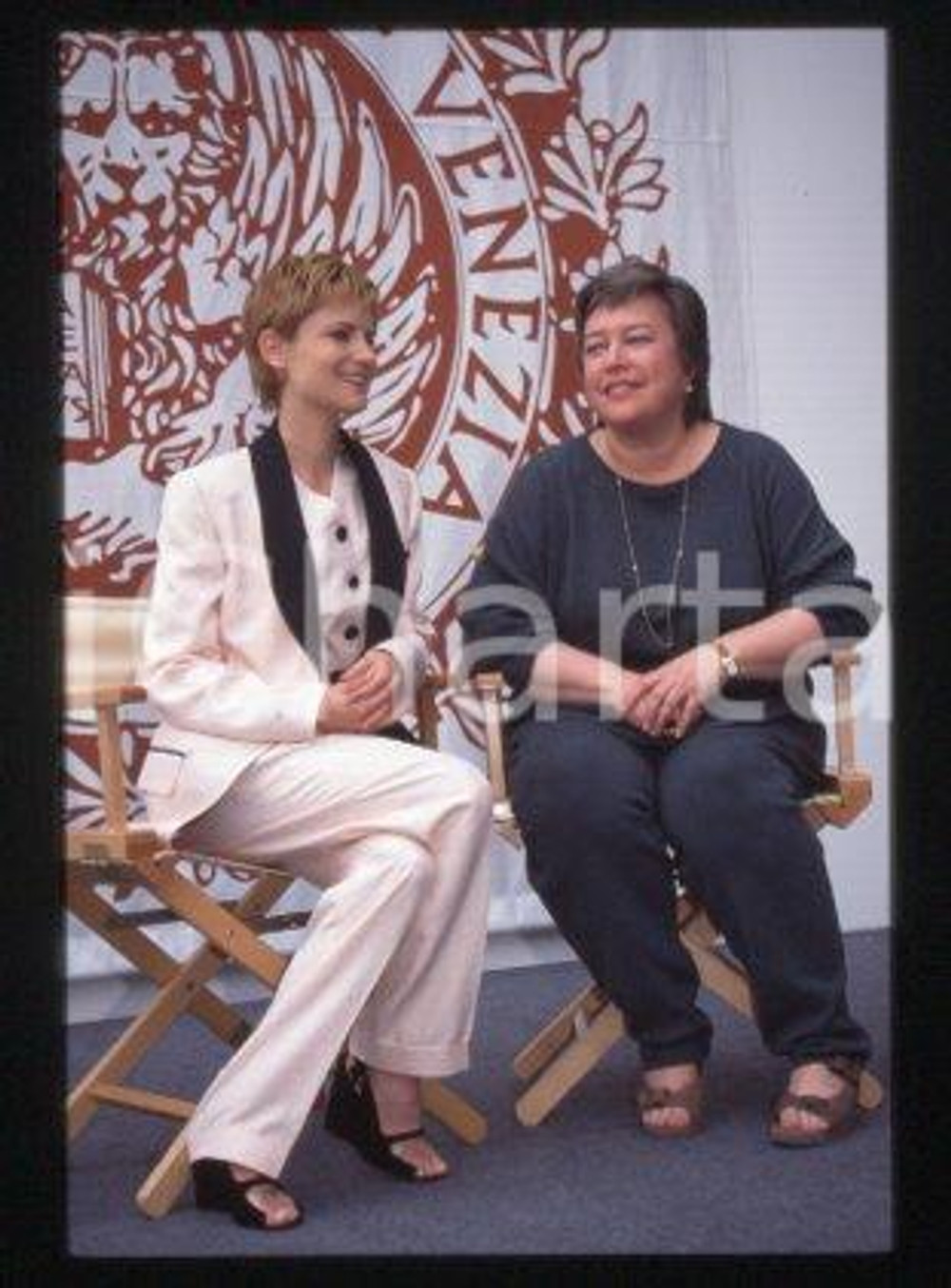 35mm vintage slide* 1993 Festival VENEZIA Jennifer Jason LEIGH, Kathy BATES (59)  Diapositiva d'epoca, in formato 35 mm.CONDIZIONI: GOODE' severamente vietata la riproduzione. Tutti i diritti sono riservati.Nella diapositiva ICharta mette in vendita, sul negozio eBay e in esclusiva sul sito "icharta" il proprio archivio composto da numerose diapositive e negativi fotografici d'epoca, tutti originali e autentici, che attraversano la storia del costume italiano tra gli la fine degli anni Sessanta e Novanta.Si tratta di uno sguardo inedito sull'attualit&agrave;, la politica, la vita quotidiana, il gossip e la cultura, che fotografa il cambiamento della nazione in quest'ultimo scorcio del XX secolo. Un'occasione unica per il mercato del collezionismo, che vede finalmente disponibile un archivio eccezionale per vastit&agrave;, tematiche e condizioni, in un settore (il negativo fotografico e la diapositiva) di assoluta novit&agrave; e dalle interessanti prospettive di investimento.  FAIR/discreto   originale e autentica 1