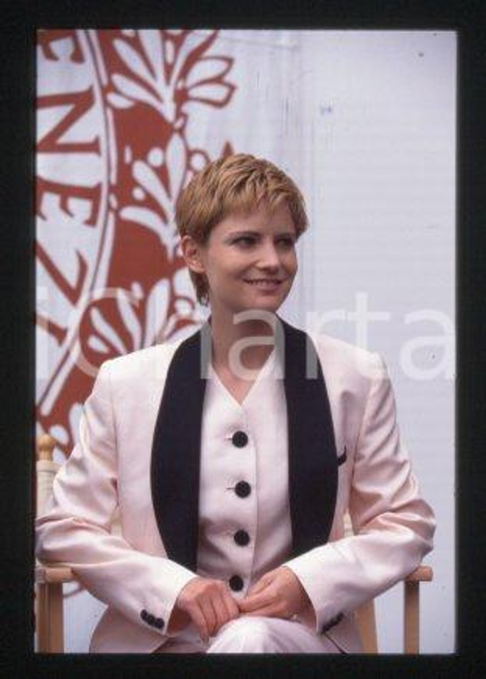 35mm vintage slide* 1993 VENEZIA Jennifer Jason LEIGH Mostra del Cinema (60)  Diapositiva d'epoca, in formato 35 mm.CONDIZIONI: GOODE' severamente vietata la riproduzione. Tutti i diritti sono riservati.Nella diapositiva ICharta mette in vendita, sul negozio eBay e in esclusiva sul sito "icharta" il proprio archivio composto da numerose diapositive e negativi fotografici d'epoca, tutti originali e autentici, che attraversano la storia del costume italiano tra gli la fine degli anni Sessanta e Novanta.Si tratta di uno sguardo inedito sull'attualit&agrave;, la politica, la vita quotidiana, il gossip e la cultura, che fotografa il cambiamento della nazione in quest'ultimo scorcio del XX secolo. Un'occasione unica per il mercato del collezionismo, che vede finalmente disponibile un archivio eccezionale per vastit&agrave;, tematiche e condizioni, in un settore (il negativo fotografico e la diapositiva) di assoluta novit&agrave; e dalle interessanti prospettive di investimento.  FAIR/discreto   originale e autentica 1