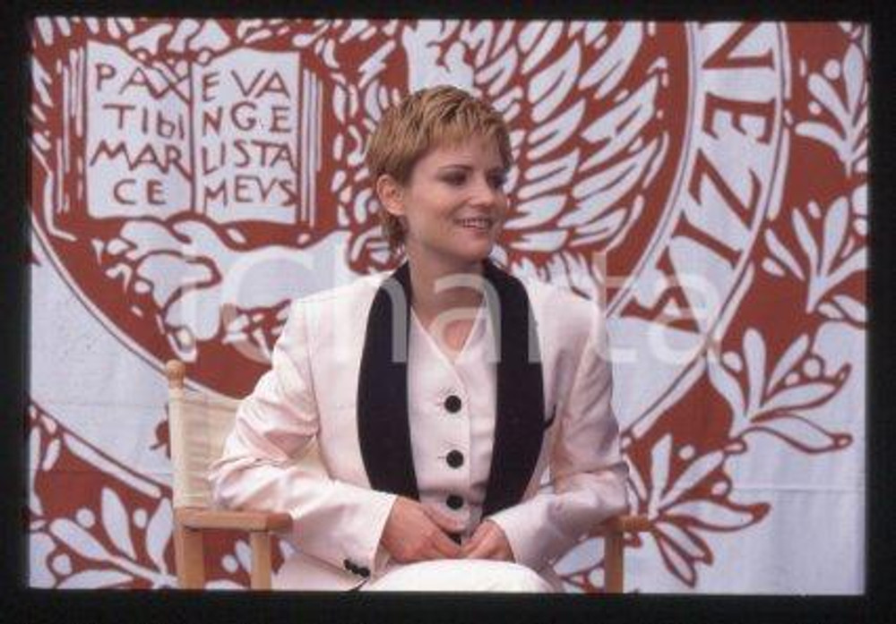 35mm vintage slide* 1993 VENEZIA Jennifer Jason LEIGH Mostra del Cinema (61)  Diapositiva d'epoca, in formato 35 mm.CONDIZIONI: GOODE' severamente vietata la riproduzione. Tutti i diritti sono riservati.Nella diapositiva ICharta mette in vendita, sul negozio eBay e in esclusiva sul sito "icharta" il proprio archivio composto da numerose diapositive e negativi fotografici d'epoca, tutti originali e autentici, che attraversano la storia del costume italiano tra gli la fine degli anni Sessanta e Novanta.Si tratta di uno sguardo inedito sull'attualit&agrave;, la politica, la vita quotidiana, il gossip e la cultura, che fotografa il cambiamento della nazione in quest'ultimo scorcio del XX secolo. Un'occasione unica per il mercato del collezionismo, che vede finalmente disponibile un archivio eccezionale per vastit&agrave;, tematiche e condizioni, in un settore (il negativo fotografico e la diapositiva) di assoluta novit&agrave; e dalle interessanti prospettive di investimento.  FAIR/discreto   originale e autentica 1