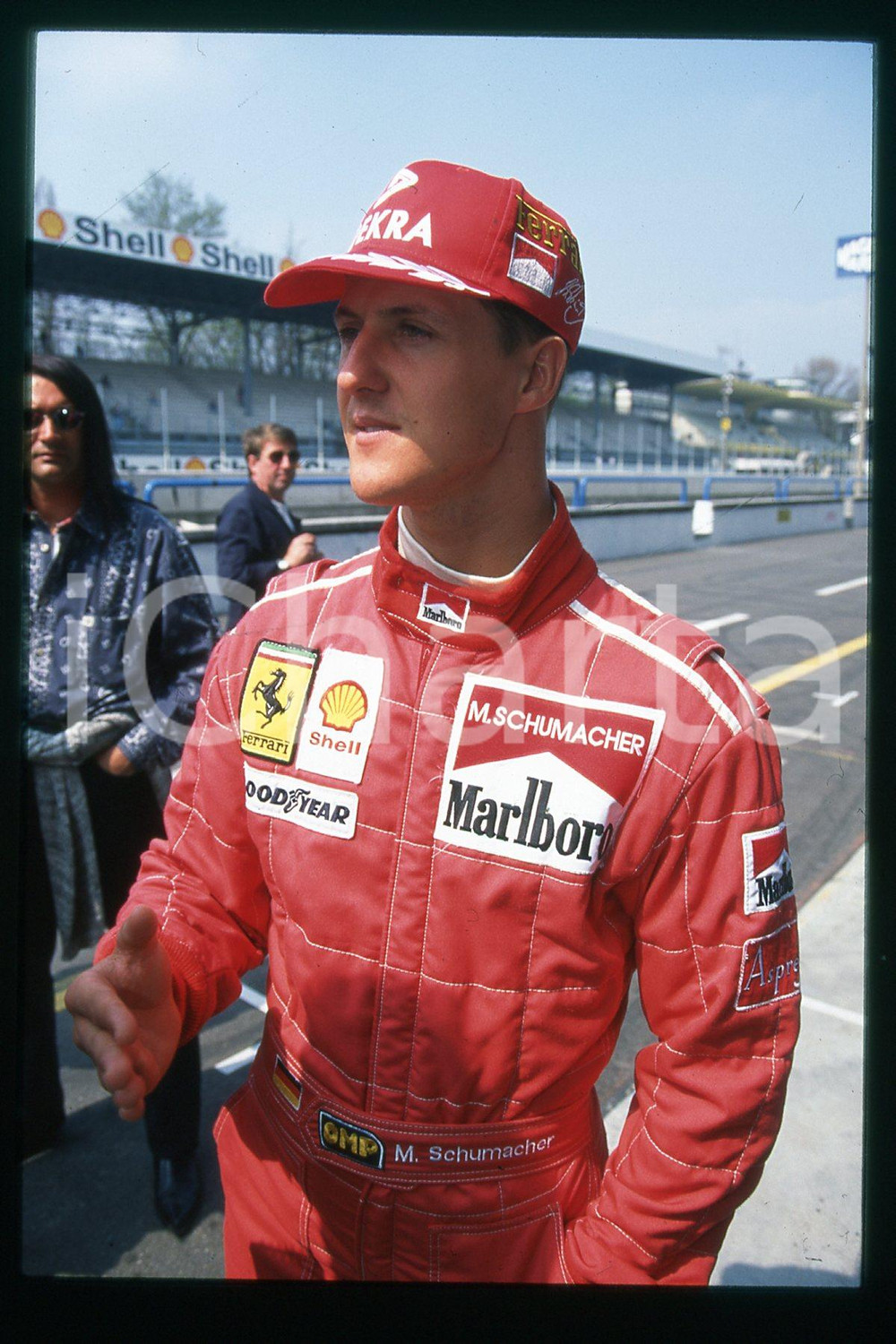 35mm vintage slide* 1990 ca FORMULA 1 Michael SCHUMACHER Pilota FERRARI (286)  Diapositiva d'epoca, in formato 35 mm.CONDIZIONI: GOODE' severamente vietata la riproduzione. Tutti i diritti sono riservati.Nella diapositiva ICharta mette in vendita, sul negozio eBay e in esclusiva sul sito "icharta" il proprio archivio composto da numerose diapositive e negativi fotografici d'epoca, tutti originali e autentici, che attraversano la storia del costume italiano tra gli la fine degli anni Sessanta e Novanta.Si tratta di uno sguardo inedito sull'attualit&agrave;, la politica, la vita quotidiana, il gossip e la cultura, che fotografa il cambiamento della nazione in quest'ultimo scorcio del XX secolo. Un'occasione unica per il mercato del collezionismo, che vede finalmente disponibile un archivio eccezionale per vastit&agrave;, tematiche e condizioni, in un settore (il negativo fotografico e la diapositiva) di assoluta novit&agrave; e dalle interessanti prospettive di investimento.  FAIR/discreto   originale e autentica 1