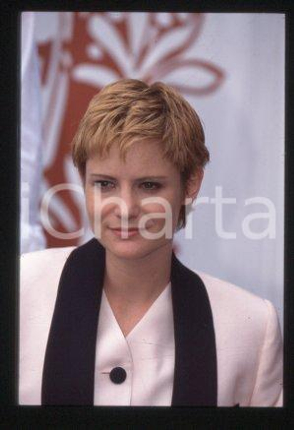 35mm vintage slide* 1993 VENEZIA Jennifer Jason LEIGH Mostra del Cinema (62)  Diapositiva d'epoca, in formato 35 mm.CONDIZIONI: GOODE' severamente vietata la riproduzione. Tutti i diritti sono riservati.Nella diapositiva ICharta mette in vendita, sul negozio eBay e in esclusiva sul sito "icharta" il proprio archivio composto da numerose diapositive e negativi fotografici d'epoca, tutti originali e autentici, che attraversano la storia del costume italiano tra gli la fine degli anni Sessanta e Novanta.Si tratta di uno sguardo inedito sull'attualit&agrave;, la politica, la vita quotidiana, il gossip e la cultura, che fotografa il cambiamento della nazione in quest'ultimo scorcio del XX secolo. Un'occasione unica per il mercato del collezionismo, che vede finalmente disponibile un archivio eccezionale per vastit&agrave;, tematiche e condizioni, in un settore (il negativo fotografico e la diapositiva) di assoluta novit&agrave; e dalle interessanti prospettive di investimento.  FAIR/discreto   originale e autentica 1