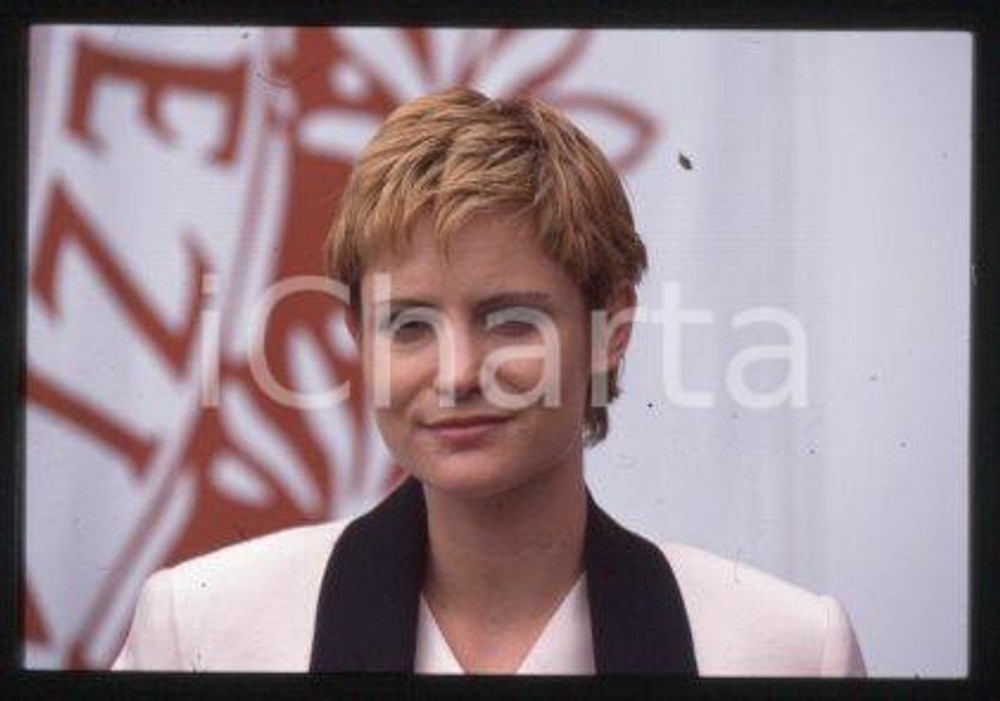 35mm vintage slide* 1993 VENEZIA Jennifer Jason LEIGH Mostra del Cinema (64)  Diapositiva d'epoca, in formato 35 mm.CONDIZIONI: GOODE' severamente vietata la riproduzione. Tutti i diritti sono riservati.Nella diapositiva ICharta mette in vendita, sul negozio eBay e in esclusiva sul sito "icharta" il proprio archivio composto da numerose diapositive e negativi fotografici d'epoca, tutti originali e autentici, che attraversano la storia del costume italiano tra gli la fine degli anni Sessanta e Novanta.Si tratta di uno sguardo inedito sull'attualit&agrave;, la politica, la vita quotidiana, il gossip e la cultura, che fotografa il cambiamento della nazione in quest'ultimo scorcio del XX secolo. Un'occasione unica per il mercato del collezionismo, che vede finalmente disponibile un archivio eccezionale per vastit&agrave;, tematiche e condizioni, in un settore (il negativo fotografico e la diapositiva) di assoluta novit&agrave; e dalle interessanti prospettive di investimento.  FAIR/discreto   originale e autentica 1
