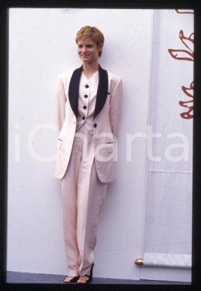 35mm vintage slide* 1993 VENEZIA Jennifer Jason LEIGH Mostra del Cinema (66)  Diapositiva d'epoca, in formato 35 mm.CONDIZIONI: GOODE' severamente vietata la riproduzione. Tutti i diritti sono riservati.Nella diapositiva ICharta mette in vendita, sul negozio eBay e in esclusiva sul sito "icharta" il proprio archivio composto da numerose diapositive e negativi fotografici d'epoca, tutti originali e autentici, che attraversano la storia del costume italiano tra gli la fine degli anni Sessanta e Novanta.Si tratta di uno sguardo inedito sull'attualit&agrave;, la politica, la vita quotidiana, il gossip e la cultura, che fotografa il cambiamento della nazione in quest'ultimo scorcio del XX secolo. Un'occasione unica per il mercato del collezionismo, che vede finalmente disponibile un archivio eccezionale per vastit&agrave;, tematiche e condizioni, in un settore (il negativo fotografico e la diapositiva) di assoluta novit&agrave; e dalle interessanti prospettive di investimento.  FAIR/discreto   originale e autentica 1