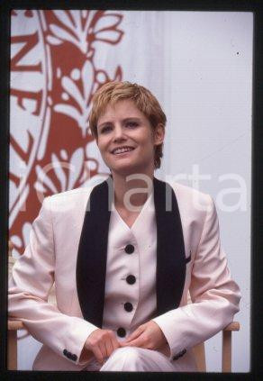 35mm vintage slide* 1993 VENEZIA Jennifer Jason LEIGH Mostra del Cinema (73)  Diapositiva d'epoca, in formato 35 mm.CONDIZIONI: GOODE' severamente vietata la riproduzione. Tutti i diritti sono riservati.Nella diapositiva ICharta mette in vendita, sul negozio eBay e in esclusiva sul sito "icharta" il proprio archivio composto da numerose diapositive e negativi fotografici d'epoca, tutti originali e autentici, che attraversano la storia del costume italiano tra gli la fine degli anni Sessanta e Novanta.Si tratta di uno sguardo inedito sull'attualit&agrave;, la politica, la vita quotidiana, il gossip e la cultura, che fotografa il cambiamento della nazione in quest'ultimo scorcio del XX secolo. Un'occasione unica per il mercato del collezionismo, che vede finalmente disponibile un archivio eccezionale per vastit&agrave;, tematiche e condizioni, in un settore (il negativo fotografico e la diapositiva) di assoluta novit&agrave; e dalle interessanti prospettive di investimento.  FAIR/discreto   originale e autentica 1