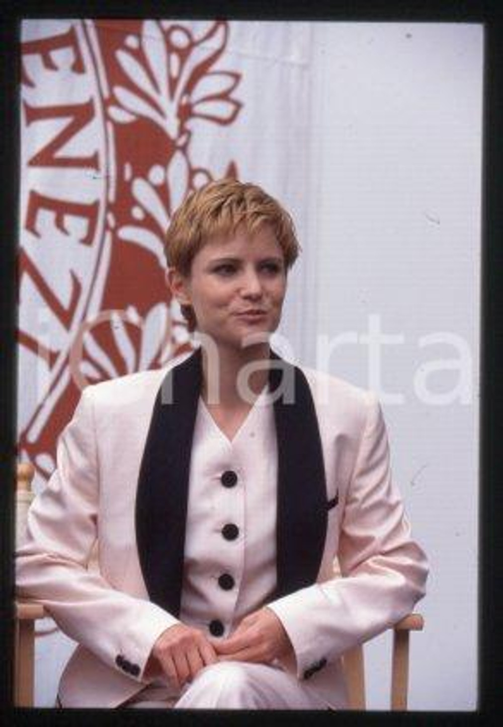35mm vintage slide* 1993 VENEZIA Jennifer Jason LEIGH Mostra del Cinema (68)  Diapositiva d'epoca, in formato 35 mm.CONDIZIONI: GOODE' severamente vietata la riproduzione. Tutti i diritti sono riservati.Nella diapositiva ICharta mette in vendita, sul negozio eBay e in esclusiva sul sito "icharta" il proprio archivio composto da numerose diapositive e negativi fotografici d'epoca, tutti originali e autentici, che attraversano la storia del costume italiano tra gli la fine degli anni Sessanta e Novanta.Si tratta di uno sguardo inedito sull'attualit&agrave;, la politica, la vita quotidiana, il gossip e la cultura, che fotografa il cambiamento della nazione in quest'ultimo scorcio del XX secolo. Un'occasione unica per il mercato del collezionismo, che vede finalmente disponibile un archivio eccezionale per vastit&agrave;, tematiche e condizioni, in un settore (il negativo fotografico e la diapositiva) di assoluta novit&agrave; e dalle interessanti prospettive di investimento.  FAIR/discreto   originale e autentica 1