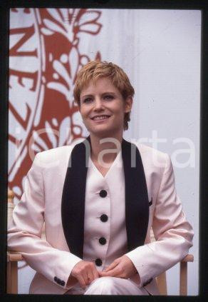 35mm vintage slide* 1993 VENEZIA Jennifer Jason LEIGH Mostra del Cinema (74)  Diapositiva d'epoca, in formato 35 mm.CONDIZIONI: GOODE' severamente vietata la riproduzione. Tutti i diritti sono riservati.Nella diapositiva ICharta mette in vendita, sul negozio eBay e in esclusiva sul sito "icharta" il proprio archivio composto da numerose diapositive e negativi fotografici d'epoca, tutti originali e autentici, che attraversano la storia del costume italiano tra gli la fine degli anni Sessanta e Novanta.Si tratta di uno sguardo inedito sull'attualit&agrave;, la politica, la vita quotidiana, il gossip e la cultura, che fotografa il cambiamento della nazione in quest'ultimo scorcio del XX secolo. Un'occasione unica per il mercato del collezionismo, che vede finalmente disponibile un archivio eccezionale per vastit&agrave;, tematiche e condizioni, in un settore (il negativo fotografico e la diapositiva) di assoluta novit&agrave; e dalle interessanti prospettive di investimento.  FAIR/discreto   originale e autentica 1