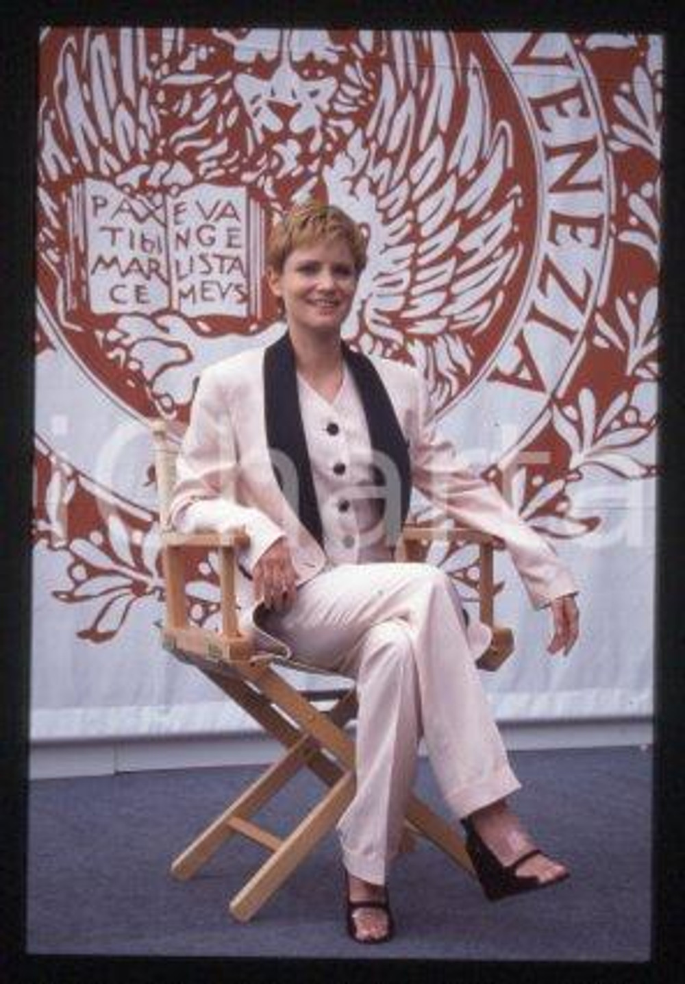 35mm vintage slide* 1993 VENEZIA Jennifer Jason LEIGH Mostra del Cinema (69)  Diapositiva d'epoca, in formato 35 mm.CONDIZIONI: GOODE' severamente vietata la riproduzione. Tutti i diritti sono riservati.Nella diapositiva ICharta mette in vendita, sul negozio eBay e in esclusiva sul sito "icharta" il proprio archivio composto da numerose diapositive e negativi fotografici d'epoca, tutti originali e autentici, che attraversano la storia del costume italiano tra gli la fine degli anni Sessanta e Novanta.Si tratta di uno sguardo inedito sull'attualit&agrave;, la politica, la vita quotidiana, il gossip e la cultura, che fotografa il cambiamento della nazione in quest'ultimo scorcio del XX secolo. Un'occasione unica per il mercato del collezionismo, che vede finalmente disponibile un archivio eccezionale per vastit&agrave;, tematiche e condizioni, in un settore (il negativo fotografico e la diapositiva) di assoluta novit&agrave; e dalle interessanti prospettive di investimento.  FAIR/discreto   originale e autentica 1