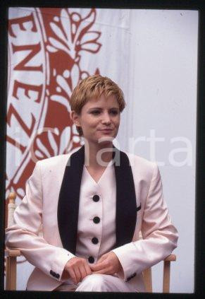 35mm vintage slide* 1993 VENEZIA Jennifer Jason LEIGH Mostra del Cinema (75)  Diapositiva d'epoca, in formato 35 mm.CONDIZIONI: GOODE' severamente vietata la riproduzione. Tutti i diritti sono riservati.Nella diapositiva ICharta mette in vendita, sul negozio eBay e in esclusiva sul sito "icharta" il proprio archivio composto da numerose diapositive e negativi fotografici d'epoca, tutti originali e autentici, che attraversano la storia del costume italiano tra gli la fine degli anni Sessanta e Novanta.Si tratta di uno sguardo inedito sull'attualit&agrave;, la politica, la vita quotidiana, il gossip e la cultura, che fotografa il cambiamento della nazione in quest'ultimo scorcio del XX secolo. Un'occasione unica per il mercato del collezionismo, che vede finalmente disponibile un archivio eccezionale per vastit&agrave;, tematiche e condizioni, in un settore (il negativo fotografico e la diapositiva) di assoluta novit&agrave; e dalle interessanti prospettive di investimento.  FAIR/discreto   originale e autentica 1