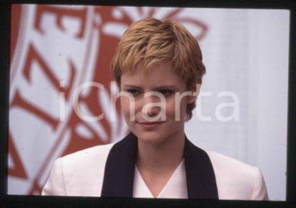 35mm vintage slide* 1993 VENEZIA Jennifer Jason LEIGH Mostra del Cinema (71)  Diapositiva d'epoca, in formato 35 mm.CONDIZIONI: GOODE' severamente vietata la riproduzione. Tutti i diritti sono riservati.Nella diapositiva ICharta mette in vendita, sul negozio eBay e in esclusiva sul sito "icharta" il proprio archivio composto da numerose diapositive e negativi fotografici d'epoca, tutti originali e autentici, che attraversano la storia del costume italiano tra gli la fine degli anni Sessanta e Novanta.Si tratta di uno sguardo inedito sull'attualit&agrave;, la politica, la vita quotidiana, il gossip e la cultura, che fotografa il cambiamento della nazione in quest'ultimo scorcio del XX secolo. Un'occasione unica per il mercato del collezionismo, che vede finalmente disponibile un archivio eccezionale per vastit&agrave;, tematiche e condizioni, in un settore (il negativo fotografico e la diapositiva) di assoluta novit&agrave; e dalle interessanti prospettive di investimento.  FAIR/discreto   originale e autentica 1