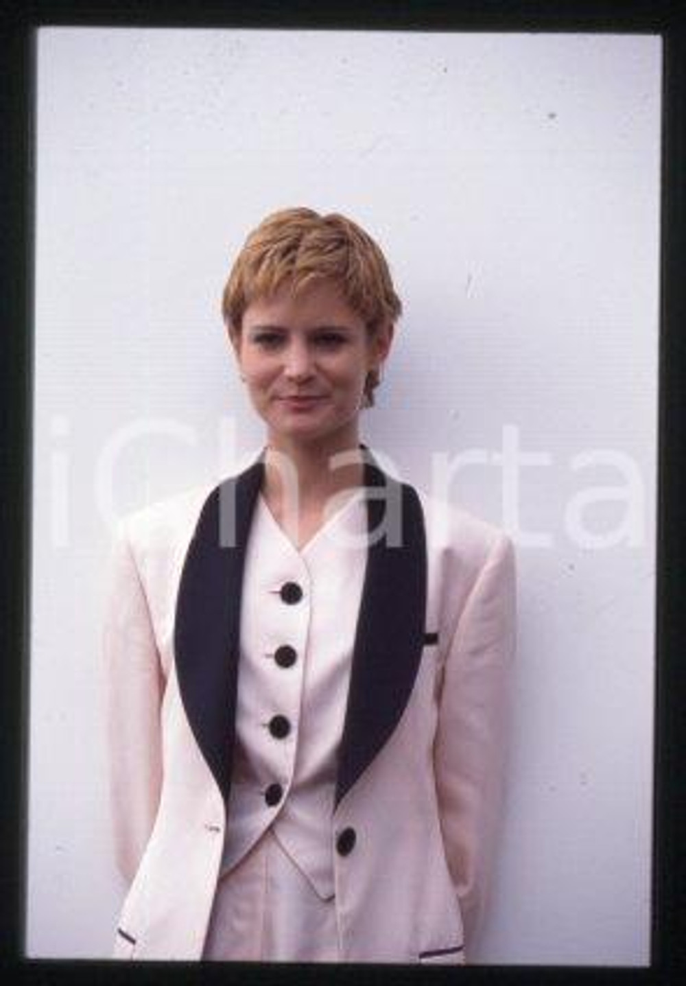 35mm vintage slide* 1993 VENEZIA Jennifer Jason LEIGH Mostra del Cinema (76)  Diapositiva d'epoca, in formato 35 mm.CONDIZIONI: GOODE' severamente vietata la riproduzione. Tutti i diritti sono riservati.Nella diapositiva ICharta mette in vendita, sul negozio eBay e in esclusiva sul sito "icharta" il proprio archivio composto da numerose diapositive e negativi fotografici d'epoca, tutti originali e autentici, che attraversano la storia del costume italiano tra gli la fine degli anni Sessanta e Novanta.Si tratta di uno sguardo inedito sull'attualit&agrave;, la politica, la vita quotidiana, il gossip e la cultura, che fotografa il cambiamento della nazione in quest'ultimo scorcio del XX secolo. Un'occasione unica per il mercato del collezionismo, che vede finalmente disponibile un archivio eccezionale per vastit&agrave;, tematiche e condizioni, in un settore (il negativo fotografico e la diapositiva) di assoluta novit&agrave; e dalle interessanti prospettive di investimento.  FAIR/discreto   originale e autentica 1