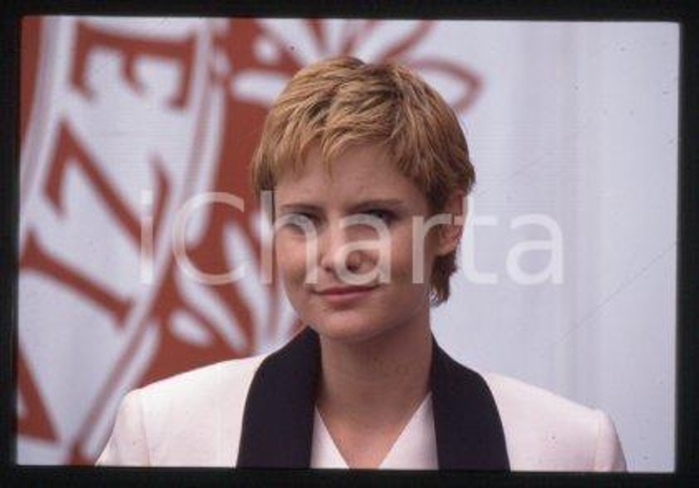 35mm vintage slide* 1993 VENEZIA Jennifer Jason LEIGH Mostra del Cinema (77)  Diapositiva d'epoca, in formato 35 mm.CONDIZIONI: GOODE' severamente vietata la riproduzione. Tutti i diritti sono riservati.Nella diapositiva ICharta mette in vendita, sul negozio eBay e in esclusiva sul sito "icharta" il proprio archivio composto da numerose diapositive e negativi fotografici d'epoca, tutti originali e autentici, che attraversano la storia del costume italiano tra gli la fine degli anni Sessanta e Novanta.Si tratta di uno sguardo inedito sull'attualit&agrave;, la politica, la vita quotidiana, il gossip e la cultura, che fotografa il cambiamento della nazione in quest'ultimo scorcio del XX secolo. Un'occasione unica per il mercato del collezionismo, che vede finalmente disponibile un archivio eccezionale per vastit&agrave;, tematiche e condizioni, in un settore (il negativo fotografico e la diapositiva) di assoluta novit&agrave; e dalle interessanti prospettive di investimento.  FAIR/discreto   originale e autentica 1
