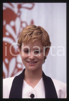35mm vintage slide* 1993 VENEZIA Jennifer Jason LEIGH Mostra del Cinema (79)  Diapositiva d'epoca, in formato 35 mm.CONDIZIONI: GOODE' severamente vietata la riproduzione. Tutti i diritti sono riservati.Nella diapositiva ICharta mette in vendita, sul negozio eBay e in esclusiva sul sito "icharta" il proprio archivio composto da numerose diapositive e negativi fotografici d'epoca, tutti originali e autentici, che attraversano la storia del costume italiano tra gli la fine degli anni Sessanta e Novanta.Si tratta di uno sguardo inedito sull'attualit&agrave;, la politica, la vita quotidiana, il gossip e la cultura, che fotografa il cambiamento della nazione in quest'ultimo scorcio del XX secolo. Un'occasione unica per il mercato del collezionismo, che vede finalmente disponibile un archivio eccezionale per vastit&agrave;, tematiche e condizioni, in un settore (il negativo fotografico e la diapositiva) di assoluta novit&agrave; e dalle interessanti prospettive di investimento.  FAIR/discreto   originale e autentica 1