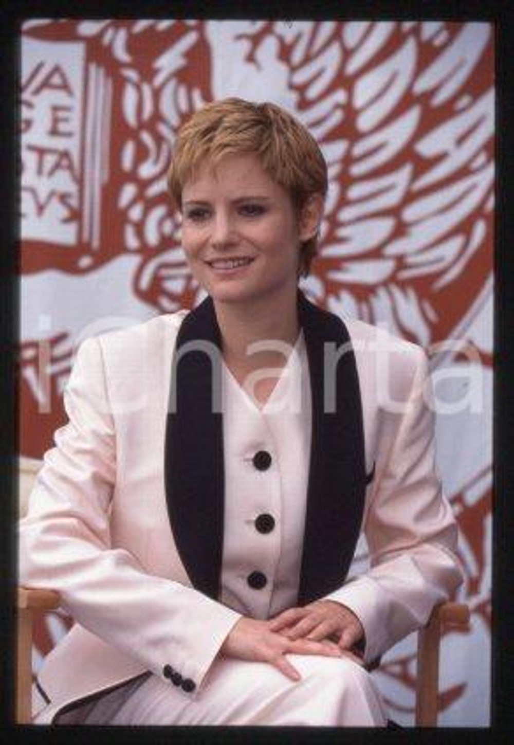 35mm vintage slide* 1993 VENEZIA Jennifer Jason LEIGH Mostra del Cinema (80)  Diapositiva d'epoca, in formato 35 mm.CONDIZIONI: GOODE' severamente vietata la riproduzione. Tutti i diritti sono riservati.Nella diapositiva ICharta mette in vendita, sul negozio eBay e in esclusiva sul sito "icharta" il proprio archivio composto da numerose diapositive e negativi fotografici d'epoca, tutti originali e autentici, che attraversano la storia del costume italiano tra gli la fine degli anni Sessanta e Novanta.Si tratta di uno sguardo inedito sull'attualit&agrave;, la politica, la vita quotidiana, il gossip e la cultura, che fotografa il cambiamento della nazione in quest'ultimo scorcio del XX secolo. Un'occasione unica per il mercato del collezionismo, che vede finalmente disponibile un archivio eccezionale per vastit&agrave;, tematiche e condizioni, in un settore (il negativo fotografico e la diapositiva) di assoluta novit&agrave; e dalle interessanti prospettive di investimento.  FAIR/discreto   originale e autentica 1