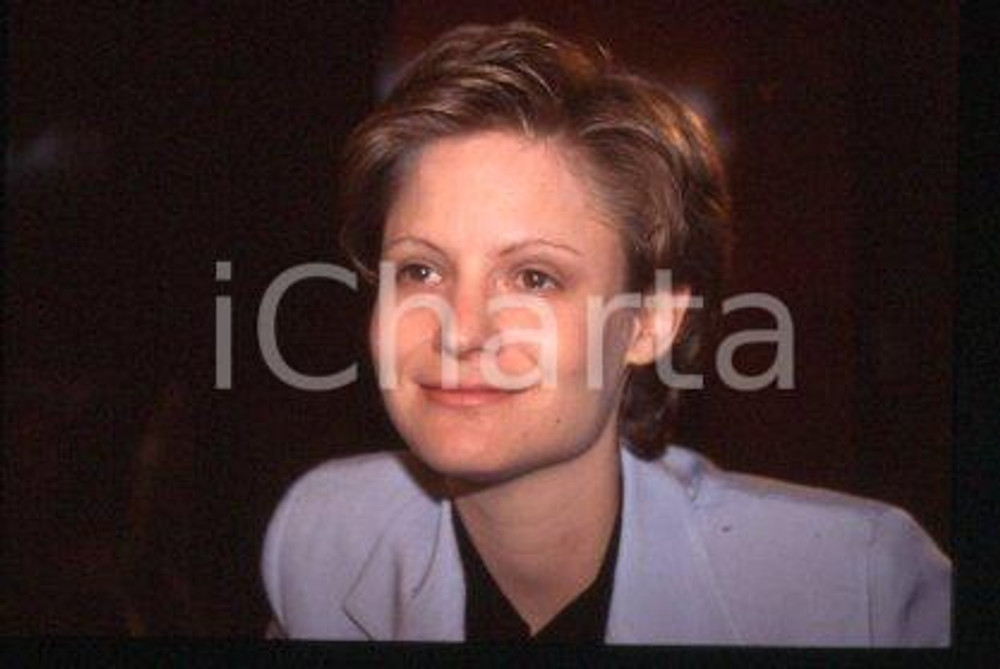 35mm vintage slide* 1995 CANNES Jennifer Jason LEIGH "Georgia" première (82)  Diapositiva d'epoca, in formato 35 mm.CONDIZIONI: GOODE' severamente vietata la riproduzione. Tutti i diritti sono riservati.Nella diapositiva ICharta mette in vendita, sul negozio eBay e in esclusiva sul sito "icharta" il proprio archivio composto da numerose diapositive e negativi fotografici d'epoca, tutti originali e autentici, che attraversano la storia del costume italiano tra gli la fine degli anni Sessanta e Novanta.Si tratta di uno sguardo inedito sull'attualit&agrave;, la politica, la vita quotidiana, il gossip e la cultura, che fotografa il cambiamento della nazione in quest'ultimo scorcio del XX secolo. Un'occasione unica per il mercato del collezionismo, che vede finalmente disponibile un archivio eccezionale per vastit&agrave;, tematiche e condizioni, in un settore (il negativo fotografico e la diapositiva) di assoluta novit&agrave; e dalle interessanti prospettive di investimento.  CONDIZIONI:FAIR/discreto originale e autentica 1
