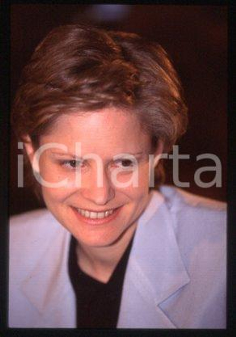 35mm vintage slide* 1995 CANNES Jennifer Jason LEIGH Georgia premiere (83)  Diapositiva d'epoca, in formato 35 mm.CONDIZIONI: GOODE' severamente vietata la riproduzione. Tutti i diritti sono riservati.Nella diapositiva ICharta mette in vendita, sul negozio eBay e in esclusiva sul sito "icharta" il proprio archivio composto da numerose diapositive e negativi fotografici d'epoca, tutti originali e autentici, che attraversano la storia del costume italiano tra gli la fine degli anni Sessanta e Novanta.Si tratta di uno sguardo inedito sull'attualit&agrave;, la politica, la vita quotidiana, il gossip e la cultura, che fotografa il cambiamento della nazione in quest'ultimo scorcio del XX secolo. Un'occasione unica per il mercato del collezionismo, che vede finalmente disponibile un archivio eccezionale per vastit&agrave;, tematiche e condizioni, in un settore (il negativo fotografico e la diapositiva) di assoluta novit&agrave; e dalle interessanti prospettive di investimento.  FAIR/discreto   originale e autentica 1