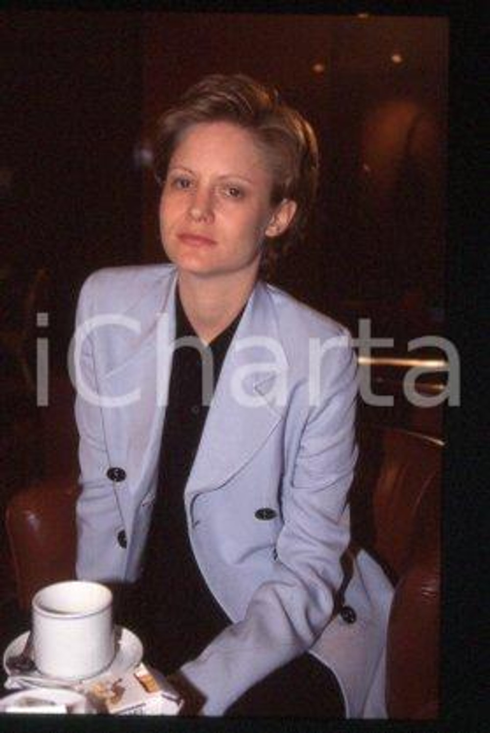 35mm vintage slide* 1995 CANNES Jennifer Jason LEIGH Georgia premiere (86)  Diapositiva d'epoca, in formato 35 mm.CONDIZIONI: GOODE' severamente vietata la riproduzione. Tutti i diritti sono riservati.Nella diapositiva ICharta mette in vendita, sul negozio eBay e in esclusiva sul sito "icharta" il proprio archivio composto da numerose diapositive e negativi fotografici d'epoca, tutti originali e autentici, che attraversano la storia del costume italiano tra gli la fine degli anni Sessanta e Novanta.Si tratta di uno sguardo inedito sull'attualit&agrave;, la politica, la vita quotidiana, il gossip e la cultura, che fotografa il cambiamento della nazione in quest'ultimo scorcio del XX secolo. Un'occasione unica per il mercato del collezionismo, che vede finalmente disponibile un archivio eccezionale per vastit&agrave;, tematiche e condizioni, in un settore (il negativo fotografico e la diapositiva) di assoluta novit&agrave; e dalle interessanti prospettive di investimento.  FAIR/discreto   originale e autentica 1