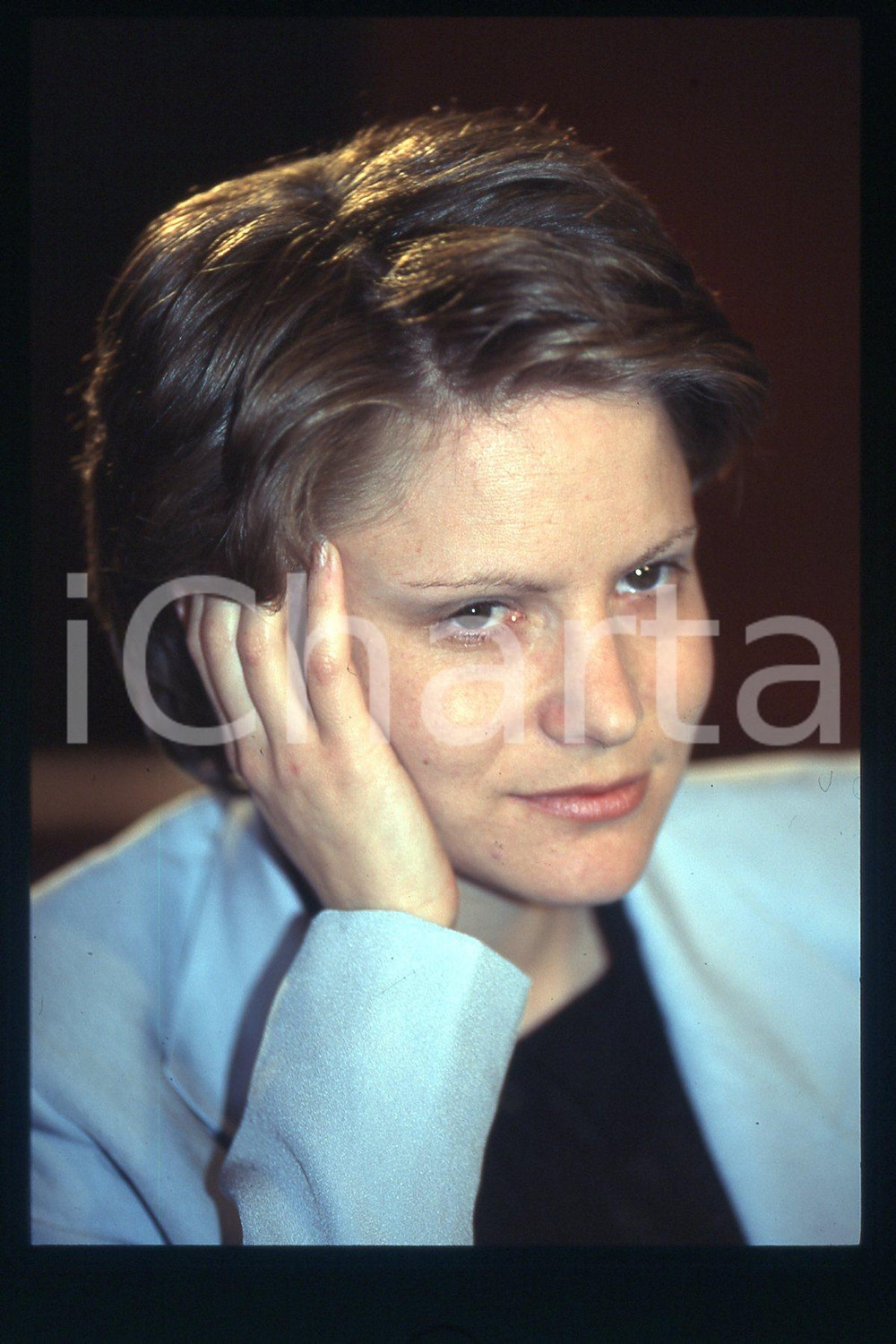 35mm vintage slide* 1995 CANNES Jennifer Jason LEIGH Georgia premiere (91)  Diapositiva d'epoca, in formato 35 mm.CONDIZIONI: GOODE' severamente vietata la riproduzione. Tutti i diritti sono riservati.Nella diapositiva ICharta mette in vendita, sul negozio eBay e in esclusiva sul sito "icharta" il proprio archivio composto da numerose diapositive e negativi fotografici d'epoca, tutti originali e autentici, che attraversano la storia del costume italiano tra gli la fine degli anni Sessanta e Novanta.Si tratta di uno sguardo inedito sull'attualit&agrave;, la politica, la vita quotidiana, il gossip e la cultura, che fotografa il cambiamento della nazione in quest'ultimo scorcio del XX secolo. Un'occasione unica per il mercato del collezionismo, che vede finalmente disponibile un archivio eccezionale per vastit&agrave;, tematiche e condizioni, in un settore (il negativo fotografico e la diapositiva) di assoluta novit&agrave; e dalle interessanti prospettive di investimento.  FAIR/discreto   originale e autentica 1