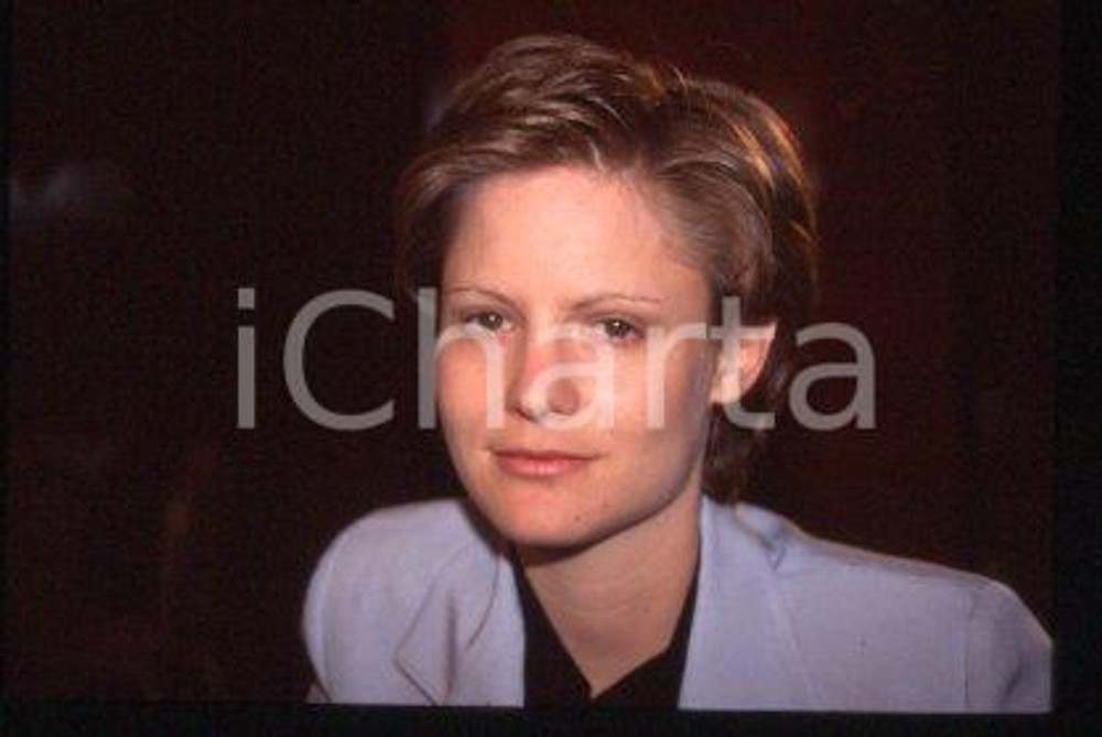 35mm vintage slide* 1995 CANNES Jennifer Jason LEIGH Georgia premiere (93)  Diapositiva d'epoca, in formato 35 mm.CONDIZIONI: GOODE' severamente vietata la riproduzione. Tutti i diritti sono riservati.Nella diapositiva ICharta mette in vendita, sul negozio eBay e in esclusiva sul sito "icharta" il proprio archivio composto da numerose diapositive e negativi fotografici d'epoca, tutti originali e autentici, che attraversano la storia del costume italiano tra gli la fine degli anni Sessanta e Novanta.Si tratta di uno sguardo inedito sull'attualit&agrave;, la politica, la vita quotidiana, il gossip e la cultura, che fotografa il cambiamento della nazione in quest'ultimo scorcio del XX secolo. Un'occasione unica per il mercato del collezionismo, che vede finalmente disponibile un archivio eccezionale per vastit&agrave;, tematiche e condizioni, in un settore (il negativo fotografico e la diapositiva) di assoluta novit&agrave; e dalle interessanti prospettive di investimento.  FAIR/discreto   originale e autentica 1