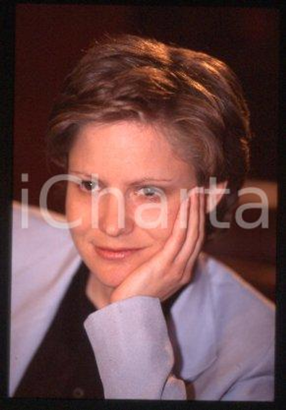 35mm vintage slide* 1995 CANNES Jennifer Jason LEIGH Georgia premiere (96)  Diapositiva d'epoca, in formato 35 mm.CONDIZIONI: GOODE' severamente vietata la riproduzione. Tutti i diritti sono riservati.Nella diapositiva ICharta mette in vendita, sul negozio eBay e in esclusiva sul sito "icharta" il proprio archivio composto da numerose diapositive e negativi fotografici d'epoca, tutti originali e autentici, che attraversano la storia del costume italiano tra gli la fine degli anni Sessanta e Novanta.Si tratta di uno sguardo inedito sull'attualit&agrave;, la politica, la vita quotidiana, il gossip e la cultura, che fotografa il cambiamento della nazione in quest'ultimo scorcio del XX secolo. Un'occasione unica per il mercato del collezionismo, che vede finalmente disponibile un archivio eccezionale per vastit&agrave;, tematiche e condizioni, in un settore (il negativo fotografico e la diapositiva) di assoluta novit&agrave; e dalle interessanti prospettive di investimento.  FAIR/discreto   originale e autentica 1