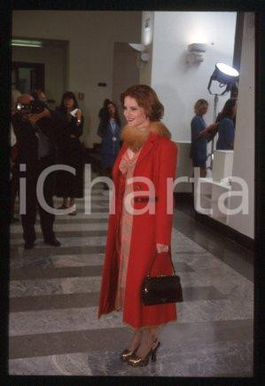 35mm vintage slide* 2000 VENICE Italy film festival Jennifer Jason LEIGH (108)  Diapositiva d'epoca, in formato 35 mm.CONDIZIONI: GOODE' severamente vietata la riproduzione. Tutti i diritti sono riservati.Nella diapositiva ICharta mette in vendita, sul negozio eBay e in esclusiva sul sito "icharta" il proprio archivio composto da numerose diapositive e negativi fotografici d'epoca, tutti originali e autentici, che attraversano la storia del costume italiano tra gli la fine degli anni Sessanta e Novanta.Si tratta di uno sguardo inedito sull'attualit&agrave;, la politica, la vita quotidiana, il gossip e la cultura, che fotografa il cambiamento della nazione in quest'ultimo scorcio del XX secolo. Un'occasione unica per il mercato del collezionismo, che vede finalmente disponibile un archivio eccezionale per vastit&agrave;, tematiche e condizioni, in un settore (il negativo fotografico e la diapositiva) di assoluta novit&agrave; e dalle interessanti prospettive di investimento.  FAIR/discreto   originale e autentica 1