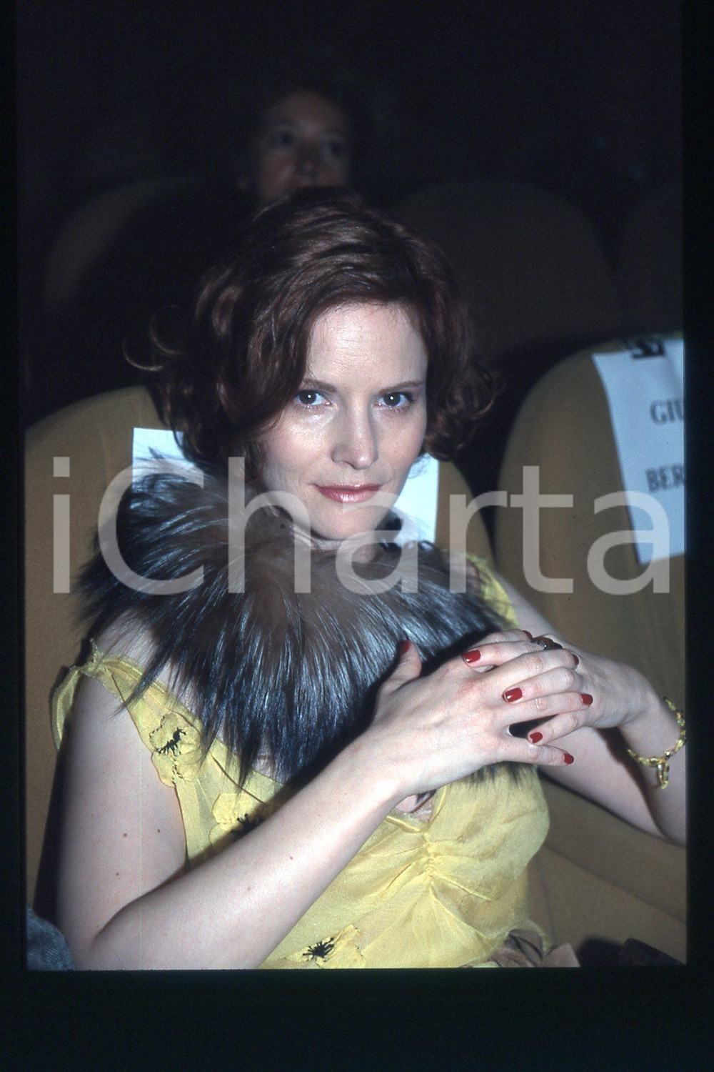 35mm vintage slide* 2000 VENICE Italy film festival Jennifer Jason LEIGH (115)  Diapositiva d'epoca, in formato 35 mm.CONDIZIONI: GOODE' severamente vietata la riproduzione. Tutti i diritti sono riservati.Nella diapositiva ICharta mette in vendita, sul negozio eBay e in esclusiva sul sito "icharta" il proprio archivio composto da numerose diapositive e negativi fotografici d'epoca, tutti originali e autentici, che attraversano la storia del costume italiano tra gli la fine degli anni Sessanta e Novanta.Si tratta di uno sguardo inedito sull'attualit&agrave;, la politica, la vita quotidiana, il gossip e la cultura, che fotografa il cambiamento della nazione in quest'ultimo scorcio del XX secolo. Un'occasione unica per il mercato del collezionismo, che vede finalmente disponibile un archivio eccezionale per vastit&agrave;, tematiche e condizioni, in un settore (il negativo fotografico e la diapositiva) di assoluta novit&agrave; e dalle interessanti prospettive di investimento.  FAIR/discreto   originale e autentica 1