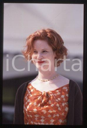 35mm vintage slide* 2000 VENICE Italy film festival Jennifer Jason LEIGH (122)  Diapositiva d'epoca, in formato 35 mm.CONDIZIONI: GOODE' severamente vietata la riproduzione. Tutti i diritti sono riservati.Nella diapositiva ICharta mette in vendita, sul negozio eBay e in esclusiva sul sito "icharta" il proprio archivio composto da numerose diapositive e negativi fotografici d'epoca, tutti originali e autentici, che attraversano la storia del costume italiano tra gli la fine degli anni Sessanta e Novanta.Si tratta di uno sguardo inedito sull'attualit&agrave;, la politica, la vita quotidiana, il gossip e la cultura, che fotografa il cambiamento della nazione in quest'ultimo scorcio del XX secolo. Un'occasione unica per il mercato del collezionismo, che vede finalmente disponibile un archivio eccezionale per vastit&agrave;, tematiche e condizioni, in un settore (il negativo fotografico e la diapositiva) di assoluta novit&agrave; e dalle interessanti prospettive di investimento.  FAIR/discreto   originale e autentica 1