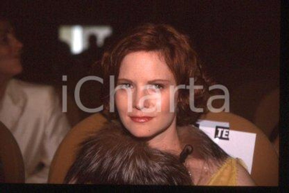 35mm vintage slide* 2000 VENICE Italy film festival Jennifer Jason LEIGH (105)  Diapositiva d'epoca, in formato 35 mm.CONDIZIONI: GOODE' severamente vietata la riproduzione. Tutti i diritti sono riservati.Nella diapositiva ICharta mette in vendita, sul negozio eBay e in esclusiva sul sito "icharta" il proprio archivio composto da numerose diapositive e negativi fotografici d'epoca, tutti originali e autentici, che attraversano la storia del costume italiano tra gli la fine degli anni Sessanta e Novanta.Si tratta di uno sguardo inedito sull'attualit&agrave;, la politica, la vita quotidiana, il gossip e la cultura, che fotografa il cambiamento della nazione in quest'ultimo scorcio del XX secolo. Un'occasione unica per il mercato del collezionismo, che vede finalmente disponibile un archivio eccezionale per vastit&agrave;, tematiche e condizioni, in un settore (il negativo fotografico e la diapositiva) di assoluta novit&agrave; e dalle interessanti prospettive di investimento.  FAIR/discreto   originale e autentica 1