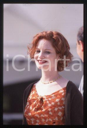 35mm vintage slide* 2000 VENICE Italy film festival Jennifer Jason LEIGH (126)  Diapositiva d'epoca, in formato 35 mm.CONDIZIONI: GOODE' severamente vietata la riproduzione. Tutti i diritti sono riservati.Nella diapositiva ICharta mette in vendita, sul negozio eBay e in esclusiva sul sito "icharta" il proprio archivio composto da numerose diapositive e negativi fotografici d'epoca, tutti originali e autentici, che attraversano la storia del costume italiano tra gli la fine degli anni Sessanta e Novanta.Si tratta di uno sguardo inedito sull'attualit&agrave;, la politica, la vita quotidiana, il gossip e la cultura, che fotografa il cambiamento della nazione in quest'ultimo scorcio del XX secolo. Un'occasione unica per il mercato del collezionismo, che vede finalmente disponibile un archivio eccezionale per vastit&agrave;, tematiche e condizioni, in un settore (il negativo fotografico e la diapositiva) di assoluta novit&agrave; e dalle interessanti prospettive di investimento.  FAIR/discreto   originale e autentica 1