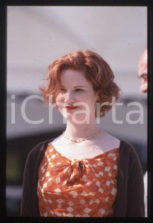 35mm vintage slide* 2000 VENICE Italy film festival Jennifer Jason LEIGH (127)  Diapositiva d'epoca, in formato 35 mm.CONDIZIONI: GOODE' severamente vietata la riproduzione. Tutti i diritti sono riservati.Nella diapositiva ICharta mette in vendita, sul negozio eBay e in esclusiva sul sito "icharta" il proprio archivio composto da numerose diapositive e negativi fotografici d'epoca, tutti originali e autentici, che attraversano la storia del costume italiano tra gli la fine degli anni Sessanta e Novanta.Si tratta di uno sguardo inedito sull'attualit&agrave;, la politica, la vita quotidiana, il gossip e la cultura, che fotografa il cambiamento della nazione in quest'ultimo scorcio del XX secolo. Un'occasione unica per il mercato del collezionismo, che vede finalmente disponibile un archivio eccezionale per vastit&agrave;, tematiche e condizioni, in un settore (il negativo fotografico e la diapositiva) di assoluta novit&agrave; e dalle interessanti prospettive di investimento.  FAIR/discreto   originale e autentica 1