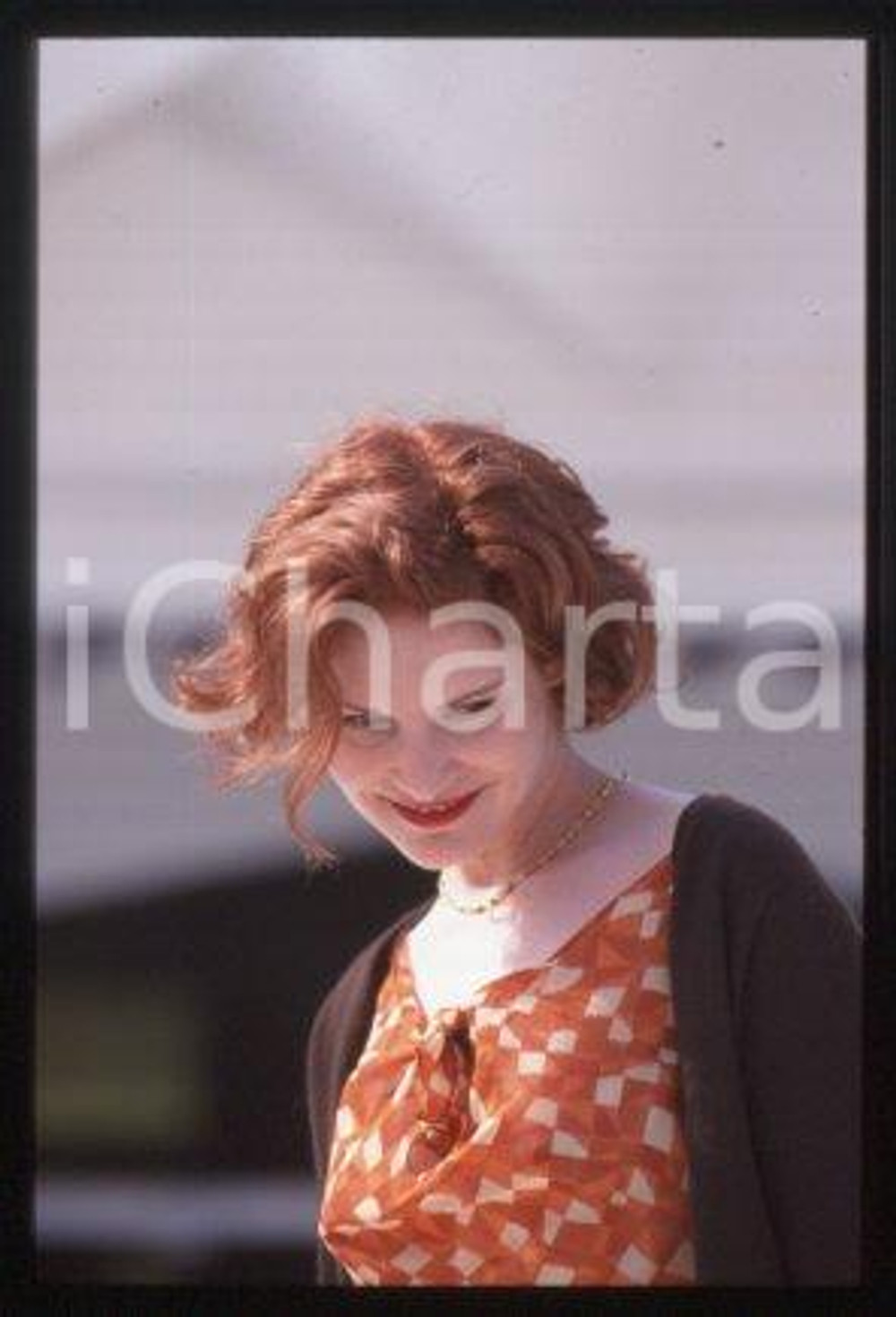 35mm vintage slide* 2000 VENICE Italy film festival Jennifer Jason LEIGH (128)  Diapositiva d'epoca, in formato 35 mm.CONDIZIONI: GOODE' severamente vietata la riproduzione. Tutti i diritti sono riservati.Nella diapositiva ICharta mette in vendita, sul negozio eBay e in esclusiva sul sito "icharta" il proprio archivio composto da numerose diapositive e negativi fotografici d'epoca, tutti originali e autentici, che attraversano la storia del costume italiano tra gli la fine degli anni Sessanta e Novanta.Si tratta di uno sguardo inedito sull'attualit&agrave;, la politica, la vita quotidiana, il gossip e la cultura, che fotografa il cambiamento della nazione in quest'ultimo scorcio del XX secolo. Un'occasione unica per il mercato del collezionismo, che vede finalmente disponibile un archivio eccezionale per vastit&agrave;, tematiche e condizioni, in un settore (il negativo fotografico e la diapositiva) di assoluta novit&agrave; e dalle interessanti prospettive di investimento.  FAIR/discreto   originale e autentica 1