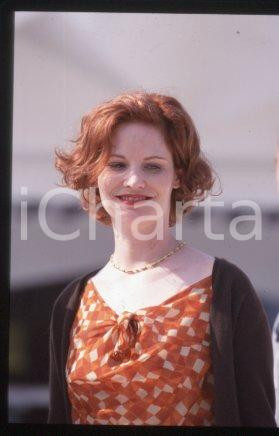 35mm vintage slide* 2000 VENICE Italy film festival Jennifer Jason LEIGH (120)  Diapositiva d'epoca, in formato 35 mm.CONDIZIONI: GOODE' severamente vietata la riproduzione. Tutti i diritti sono riservati.Nella diapositiva ICharta mette in vendita, sul negozio eBay e in esclusiva sul sito "icharta" il proprio archivio composto da numerose diapositive e negativi fotografici d'epoca, tutti originali e autentici, che attraversano la storia del costume italiano tra gli la fine degli anni Sessanta e Novanta.Si tratta di uno sguardo inedito sull'attualit&agrave;, la politica, la vita quotidiana, il gossip e la cultura, che fotografa il cambiamento della nazione in quest'ultimo scorcio del XX secolo. Un'occasione unica per il mercato del collezionismo, che vede finalmente disponibile un archivio eccezionale per vastit&agrave;, tematiche e condizioni, in un settore (il negativo fotografico e la diapositiva) di assoluta novit&agrave; e dalle interessanti prospettive di investimento.  FAIR/discreto   originale e autentica 1