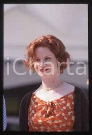 35mm vintage slide* 2000 VENICE Italy film festival Jennifer Jason LEIGH (131)  Diapositiva d'epoca, in formato 35 mm.CONDIZIONI: GOODE' severamente vietata la riproduzione. Tutti i diritti sono riservati.Nella diapositiva ICharta mette in vendita, sul negozio eBay e in esclusiva sul sito "icharta" il proprio archivio composto da numerose diapositive e negativi fotografici d'epoca, tutti originali e autentici, che attraversano la storia del costume italiano tra gli la fine degli anni Sessanta e Novanta.Si tratta di uno sguardo inedito sull'attualit&agrave;, la politica, la vita quotidiana, il gossip e la cultura, che fotografa il cambiamento della nazione in quest'ultimo scorcio del XX secolo. Un'occasione unica per il mercato del collezionismo, che vede finalmente disponibile un archivio eccezionale per vastit&agrave;, tematiche e condizioni, in un settore (il negativo fotografico e la diapositiva) di assoluta novit&agrave; e dalle interessanti prospettive di investimento.  FAIR/discreto   originale e autentica 1