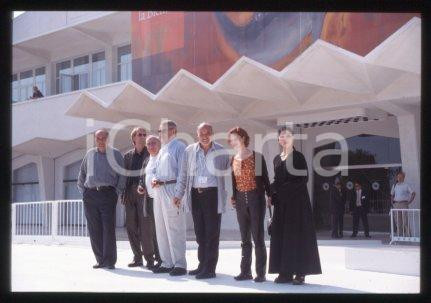 35mm vintage slide* 2000 VENICE Italy Jennifer Jason LEIGH, Miloš FORMAN (132)  Diapositiva d'epoca, in formato 35 mm.CONDIZIONI: GOODE' severamente vietata la riproduzione. Tutti i diritti sono riservati.Nella diapositiva ICharta mette in vendita, sul negozio eBay e in esclusiva sul sito "icharta" il proprio archivio composto da numerose diapositive e negativi fotografici d'epoca, tutti originali e autentici, che attraversano la storia del costume italiano tra gli la fine degli anni Sessanta e Novanta.Si tratta di uno sguardo inedito sull'attualit&agrave;, la politica, la vita quotidiana, il gossip e la cultura, che fotografa il cambiamento della nazione in quest'ultimo scorcio del XX secolo. Un'occasione unica per il mercato del collezionismo, che vede finalmente disponibile un archivio eccezionale per vastit&agrave;, tematiche e condizioni, in un settore (il negativo fotografico e la diapositiva) di assoluta novit&agrave; e dalle interessanti prospettive di investimento.  FAIR/discreto   originale e autentica 1