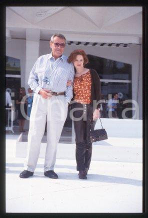 35mm vintage slide* 2000 VENICE Italy Jennifer Jason LEIGH, Miloš FORMAN (134)  Diapositiva d'epoca, in formato 35 mm.CONDIZIONI: GOODE' severamente vietata la riproduzione. Tutti i diritti sono riservati.Nella diapositiva ICharta mette in vendita, sul negozio eBay e in esclusiva sul sito "icharta" il proprio archivio composto da numerose diapositive e negativi fotografici d'epoca, tutti originali e autentici, che attraversano la storia del costume italiano tra gli la fine degli anni Sessanta e Novanta.Si tratta di uno sguardo inedito sull'attualit&agrave;, la politica, la vita quotidiana, il gossip e la cultura, che fotografa il cambiamento della nazione in quest'ultimo scorcio del XX secolo. Un'occasione unica per il mercato del collezionismo, che vede finalmente disponibile un archivio eccezionale per vastit&agrave;, tematiche e condizioni, in un settore (il negativo fotografico e la diapositiva) di assoluta novit&agrave; e dalle interessanti prospettive di investimento.  FAIR/discreto   originale e autentica 1