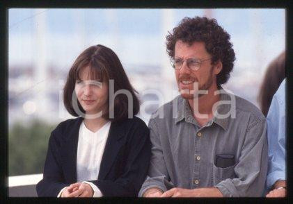 35mm vintage slide* 1994 CINEMA actress Jennifer Jason LEIGH, Ethan COHAN (139)  Diapositiva d'epoca, in formato 35 mm.CONDIZIONI: GOODE' severamente vietata la riproduzione. Tutti i diritti sono riservati.Nella diapositiva ICharta mette in vendita, sul negozio eBay e in esclusiva sul sito "icharta" il proprio archivio composto da numerose diapositive e negativi fotografici d'epoca, tutti originali e autentici, che attraversano la storia del costume italiano tra gli la fine degli anni Sessanta e Novanta.Si tratta di uno sguardo inedito sull'attualit&agrave;, la politica, la vita quotidiana, il gossip e la cultura, che fotografa il cambiamento della nazione in quest'ultimo scorcio del XX secolo. Un'occasione unica per il mercato del collezionismo, che vede finalmente disponibile un archivio eccezionale per vastit&agrave;, tematiche e condizioni, in un settore (il negativo fotografico e la diapositiva) di assoluta novit&agrave; e dalle interessanti prospettive di investimento.  FAIR/discreto   originale e autentica 1