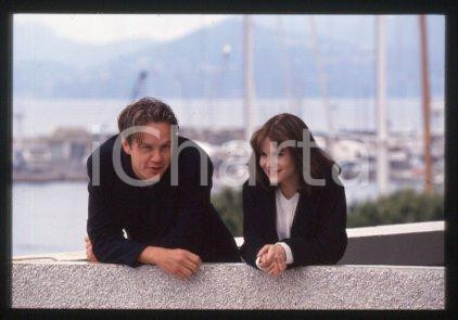 35mm vintage slide* 1994 CINEMA actress Jennifer Jason LEIGH, Tim ROBBINS (140)  Diapositiva d'epoca, in formato 35 mm.CONDIZIONI: GOODE' severamente vietata la riproduzione. Tutti i diritti sono riservati.Nella diapositiva ICharta mette in vendita, sul negozio eBay e in esclusiva sul sito "icharta" il proprio archivio composto da numerose diapositive e negativi fotografici d'epoca, tutti originali e autentici, che attraversano la storia del costume italiano tra gli la fine degli anni Sessanta e Novanta.Si tratta di uno sguardo inedito sull'attualit&agrave;, la politica, la vita quotidiana, il gossip e la cultura, che fotografa il cambiamento della nazione in quest'ultimo scorcio del XX secolo. Un'occasione unica per il mercato del collezionismo, che vede finalmente disponibile un archivio eccezionale per vastit&agrave;, tematiche e condizioni, in un settore (il negativo fotografico e la diapositiva) di assoluta novit&agrave; e dalle interessanti prospettive di investimento.  FAIR/discreto   originale e autentica 1