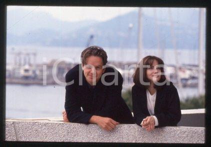 35mm vintage slide* 1994 CINEMA actress Jennifer Jason LEIGH, Tim ROBBINS (141)  Diapositiva d'epoca, in formato 35 mm.CONDIZIONI: GOODE' severamente vietata la riproduzione. Tutti i diritti sono riservati.Nella diapositiva ICharta mette in vendita, sul negozio eBay e in esclusiva sul sito "icharta" il proprio archivio composto da numerose diapositive e negativi fotografici d'epoca, tutti originali e autentici, che attraversano la storia del costume italiano tra gli la fine degli anni Sessanta e Novanta.Si tratta di uno sguardo inedito sull'attualit&agrave;, la politica, la vita quotidiana, il gossip e la cultura, che fotografa il cambiamento della nazione in quest'ultimo scorcio del XX secolo. Un'occasione unica per il mercato del collezionismo, che vede finalmente disponibile un archivio eccezionale per vastit&agrave;, tematiche e condizioni, in un settore (il negativo fotografico e la diapositiva) di assoluta novit&agrave; e dalle interessanti prospettive di investimento.  FAIR/discreto   originale e autentica 1