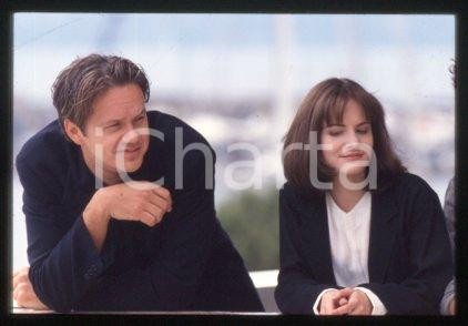 35mm vintage slide* 1994 CINEMA actress Jennifer Jason LEIGH, Tim ROBBINS (143)  Diapositiva d'epoca, in formato 35 mm.CONDIZIONI: GOODE' severamente vietata la riproduzione. Tutti i diritti sono riservati.Nella diapositiva ICharta mette in vendita, sul negozio eBay e in esclusiva sul sito "icharta" il proprio archivio composto da numerose diapositive e negativi fotografici d'epoca, tutti originali e autentici, che attraversano la storia del costume italiano tra gli la fine degli anni Sessanta e Novanta.Si tratta di uno sguardo inedito sull'attualit&agrave;, la politica, la vita quotidiana, il gossip e la cultura, che fotografa il cambiamento della nazione in quest'ultimo scorcio del XX secolo. Un'occasione unica per il mercato del collezionismo, che vede finalmente disponibile un archivio eccezionale per vastit&agrave;, tematiche e condizioni, in un settore (il negativo fotografico e la diapositiva) di assoluta novit&agrave; e dalle interessanti prospettive di investimento.  FAIR/discreto   originale e autentica 1