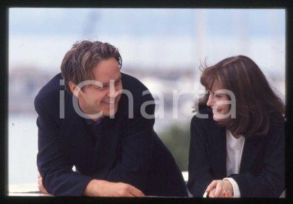 35mm vintage slide* 1994 CINEMA actress Jennifer Jason LEIGH, Tim ROBBINS (144)  Diapositiva d'epoca, in formato 35 mm.CONDIZIONI: GOODE' severamente vietata la riproduzione. Tutti i diritti sono riservati.Nella diapositiva ICharta mette in vendita, sul negozio eBay e in esclusiva sul sito "icharta" il proprio archivio composto da numerose diapositive e negativi fotografici d'epoca, tutti originali e autentici, che attraversano la storia del costume italiano tra gli la fine degli anni Sessanta e Novanta.Si tratta di uno sguardo inedito sull'attualit&agrave;, la politica, la vita quotidiana, il gossip e la cultura, che fotografa il cambiamento della nazione in quest'ultimo scorcio del XX secolo. Un'occasione unica per il mercato del collezionismo, che vede finalmente disponibile un archivio eccezionale per vastit&agrave;, tematiche e condizioni, in un settore (il negativo fotografico e la diapositiva) di assoluta novit&agrave; e dalle interessanti prospettive di investimento.  FAIR/discreto   originale e autentica 1